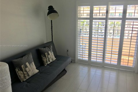 Condo in Miami Beach, Florida, 1 bedroom  № 1181547 - photo 12