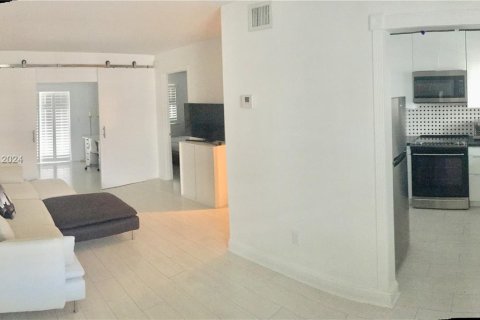 Condo in Miami Beach, Florida, 1 bedroom  № 1181547 - photo 17