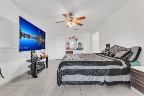 Villa ou maison à vendre à Hialeah, Floride: 3 chambres, 132.39 m2 № 1393576 - photo 11