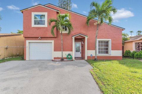 Villa ou maison à vendre à Hialeah, Floride: 3 chambres, 132.39 m2 № 1393576 - photo 1