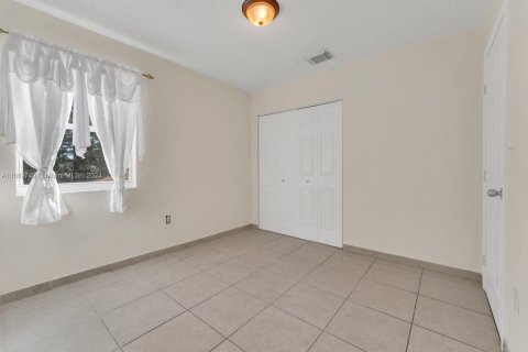 House in Hialeah, Florida 3 bedrooms, 132.39 sq.m. № 1393576 - photo 19