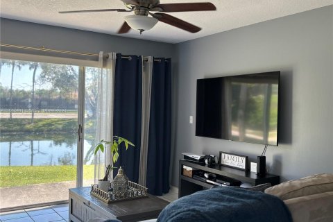 Condo in Sunrise, Florida, 2 bedrooms  № 1101637 - photo 6
