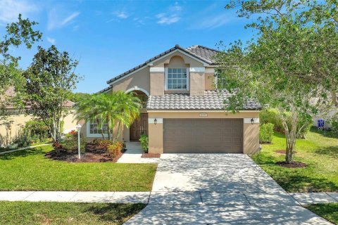 House in Pembroke Pines, Florida 4 bedrooms, 217.3 sq.m. № 1118314 - photo 1
