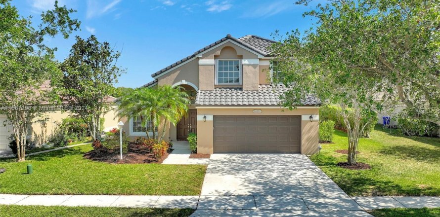 House in Pembroke Pines, Florida 4 bedrooms, 217.3 sq.m. № 1118314