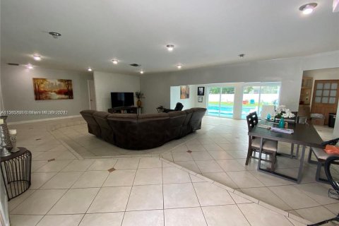 House in Miami, Florida 5 bedrooms, 202.53 sq.m. № 1118318 - photo 3