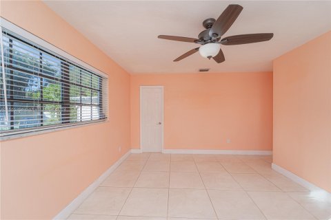 House in Miami, Florida 5 bedrooms, 202.53 sq.m. № 1118318 - photo 14