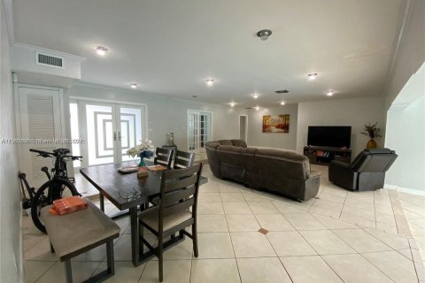 House in Miami, Florida 5 bedrooms, 202.53 sq.m. № 1118318 - photo 4