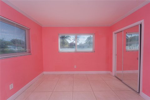 House in Miami, Florida 5 bedrooms, 202.53 sq.m. № 1118318 - photo 18