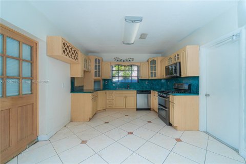 House in Miami, Florida 5 bedrooms, 202.53 sq.m. № 1118318 - photo 6