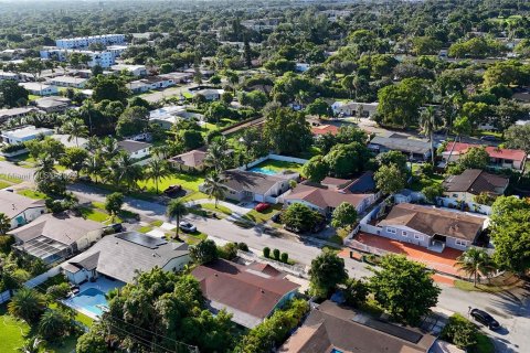 House in Miami, Florida 5 bedrooms, 202.53 sq.m. № 1118318 - photo 25