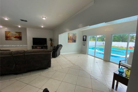 House in Miami, Florida 5 bedrooms, 202.53 sq.m. № 1118318 - photo 5