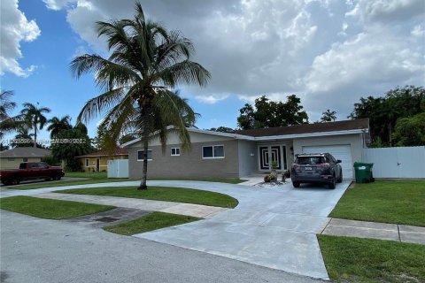 House in Miami, Florida 5 bedrooms, 202.53 sq.m. № 1118318 - photo 1