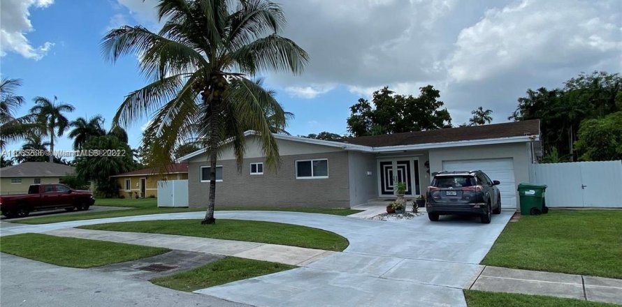 House in Miami, Florida 5 bedrooms, 202.53 sq.m. № 1118318