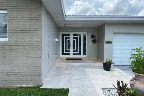 House in Miami, Florida 5 bedrooms, 202.53 sq.m. № 1118318 - photo 2