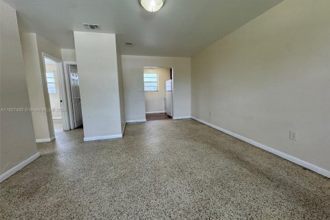 Apartamento en alquiler en Miami, Florida, 2 dormitorios, 315.87 m2 № 1369087 - foto 2