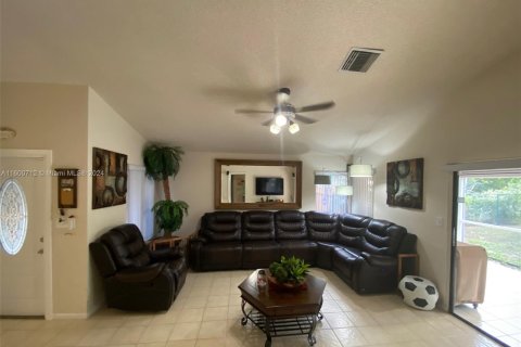 House in Coconut Creek, Florida 3 bedrooms, 150.32 sq.m. № 1224212 - photo 10