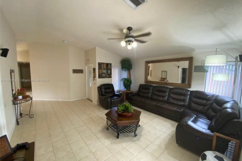 House in Coconut Creek, Florida 3 bedrooms, 150.32 sq.m. № 1224212 - photo 9