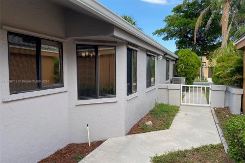 House in Coconut Creek, Florida 3 bedrooms, 150.32 sq.m. № 1224212 - photo 7
