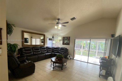 House in Coconut Creek, Florida 3 bedrooms, 150.32 sq.m. № 1224212 - photo 8