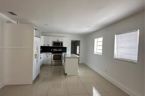 House in Miami, Florida 4 bedrooms, 154.12 sq.m. № 1224214 - photo 17