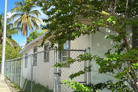 House in Miami, Florida 4 bedrooms, 154.12 sq.m. № 1224214 - photo 12