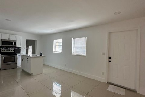 House in Miami, Florida 4 bedrooms, 154.12 sq.m. № 1224214 - photo 19