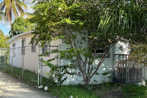 House in Miami, Florida 4 bedrooms, 154.12 sq.m. № 1224214 - photo 4