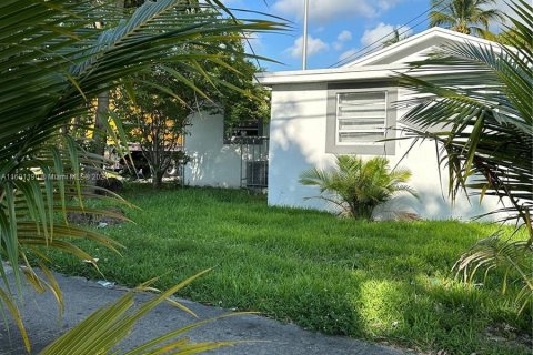 House in Miami, Florida 4 bedrooms, 154.12 sq.m. № 1224214 - photo 3