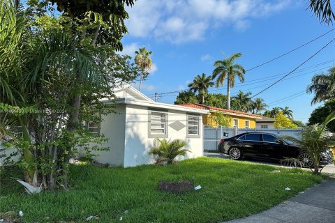 House in Miami, Florida 4 bedrooms, 154.12 sq.m. № 1224214 - photo 1