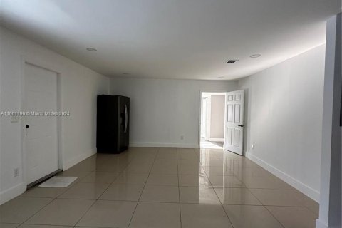 House in Miami, Florida 4 bedrooms, 154.12 sq.m. № 1224214 - photo 18