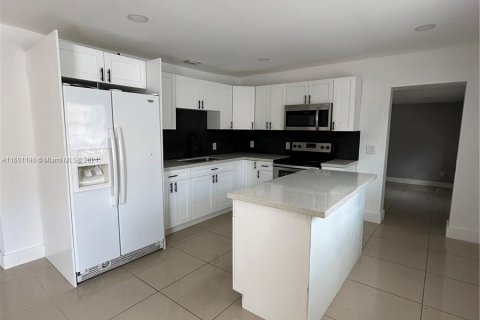 House in Miami, Florida 4 bedrooms, 154.12 sq.m. № 1224214 - photo 14