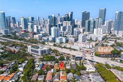 Propiedad comercial en venta en Miami, Florida, 216.09 m2 № 1370939 - foto 1