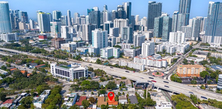 Propiedad comercial en Miami, Florida 216.09 m2 № 1370939