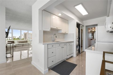 Condo in Lauderdale-by-the-Sea, Florida, 2 bedrooms  № 968098 - photo 25