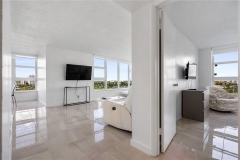 Condo in Lauderdale-by-the-Sea, Florida, 2 bedrooms  № 968098 - photo 28
