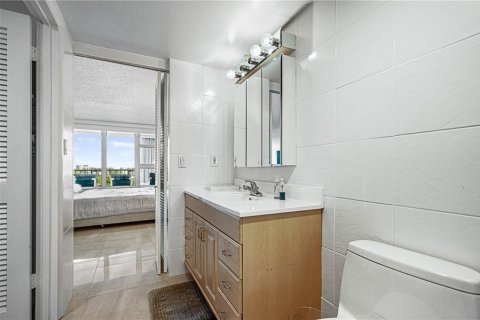 Condo in Lauderdale-by-the-Sea, Florida, 2 bedrooms  № 968098 - photo 19
