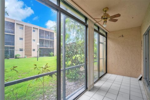 Condo in Miami, Florida, 2 bedrooms  № 1310931 - photo 22