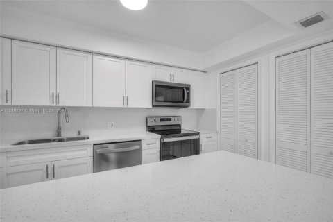 Condo in Miami, Florida, 2 bedrooms  № 1310931 - photo 9