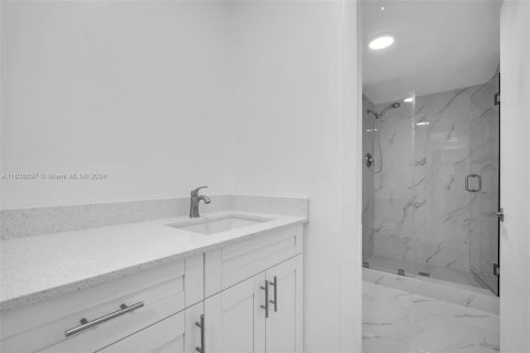 Condo in Miami, Florida, 2 bedrooms  № 1310931 - photo 14