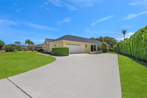 House in Naples, Florida 3 bedrooms, 241.64 sq.m. № 1105052 - photo 3