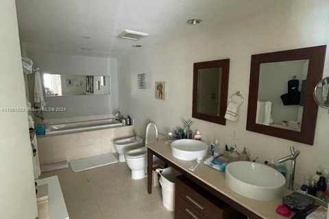 Copropriété à vendre à Miami, Floride: 2 chambres, 117.89 m2 № 1096812 - photo 8