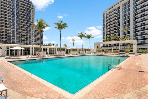 Condominio en venta en Bal Harbour, Florida, 1 dormitorio, 83.24 m2 № 1132274 - foto 7