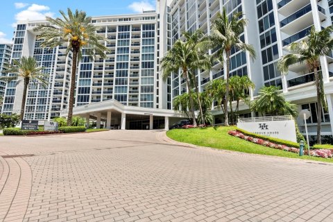 Condominio en venta en Bal Harbour, Florida, 1 dormitorio, 83.24 m2 № 1132274 - foto 1