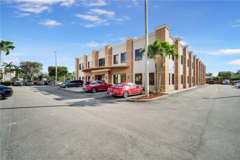 Купить коммерческую недвижимость в Майами, Флорида № 4779 - фото 4