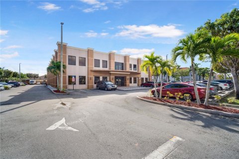 Купить коммерческую недвижимость в Майами, Флорида № 4779 - фото 2
