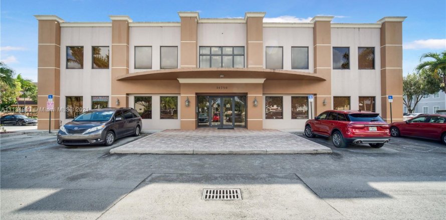 Commercial property in Miami, Florida № 4779