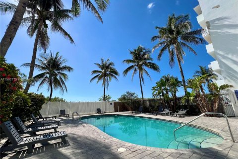 Condo in Miami Beach, Florida, 1 bedroom  № 1184520 - photo 1