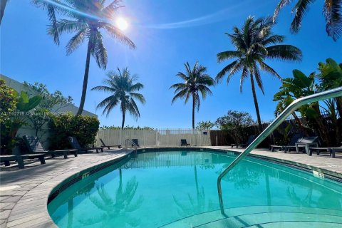 Condo in Miami Beach, Florida, 1 bedroom  № 1184520 - photo 2