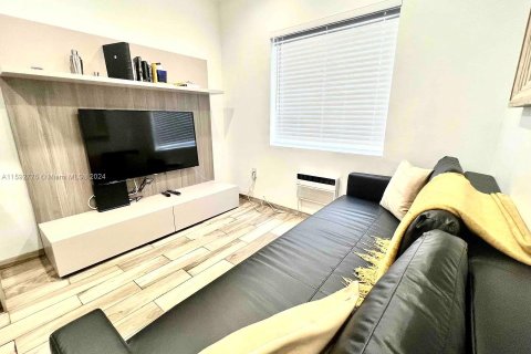 Condo in Miami Beach, Florida, 1 bedroom  № 1184520 - photo 10