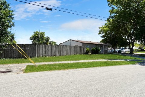 House in Fort Lauderdale, Florida 3 bedrooms, 124.95 sq.m. № 1293158 - photo 3